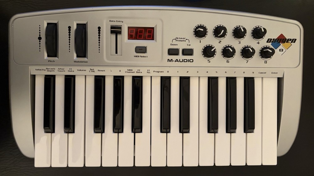 M-Audio Oxygen8 25-Key USB MIDI Keyboard Controller w/ Rotary Encoders & Knobs