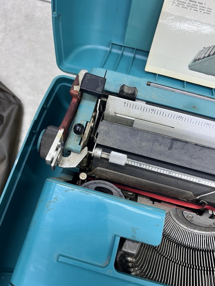 Teal Olivetti Studio 45 Elite Typewriter with Teal Case