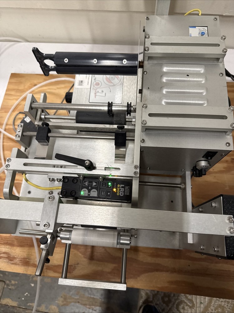 Universal R310 Round Product Semi-Automatic Labeling Machine
