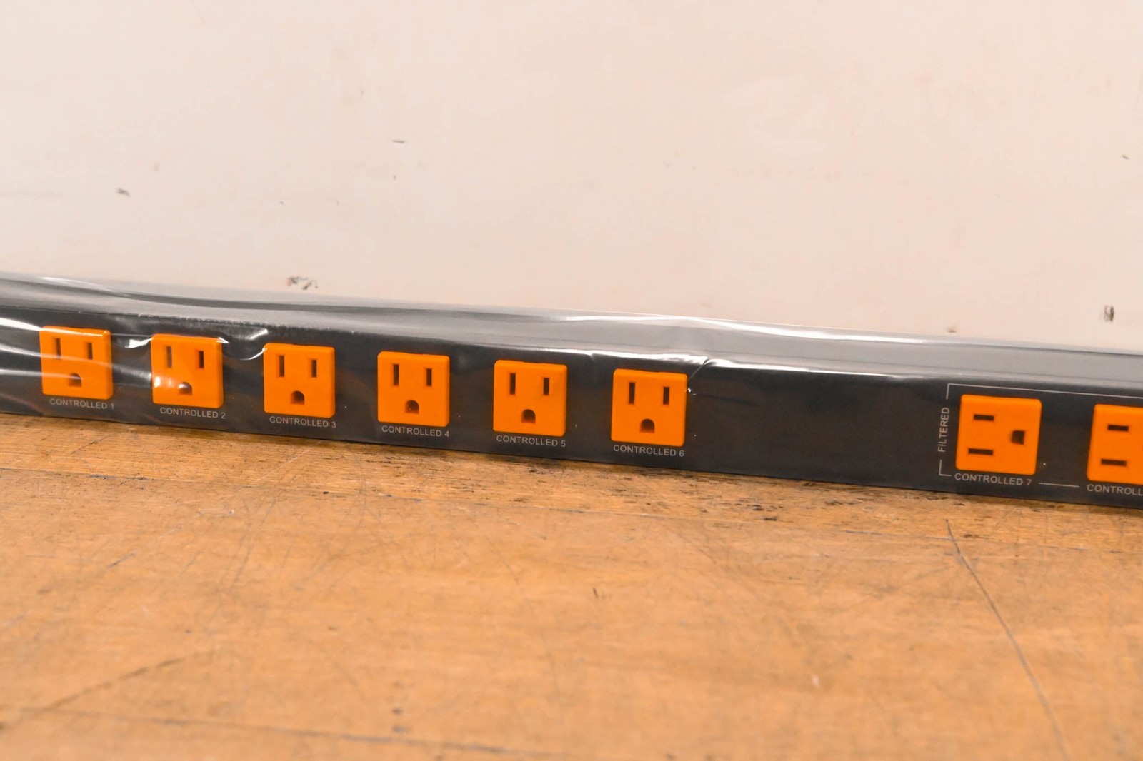 WattBox WB-800VPS-IPVM-12 Vertical IP Power Conditioner (12 Outlets) CG01UH7