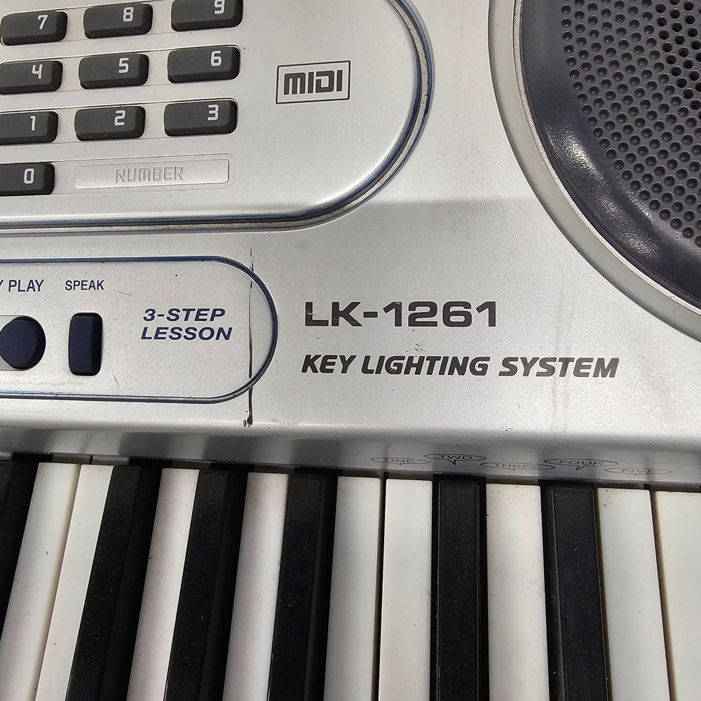 Radio Shack MIDI Lighted System Learner Keyboard 61 Keys LK-1261 (read)