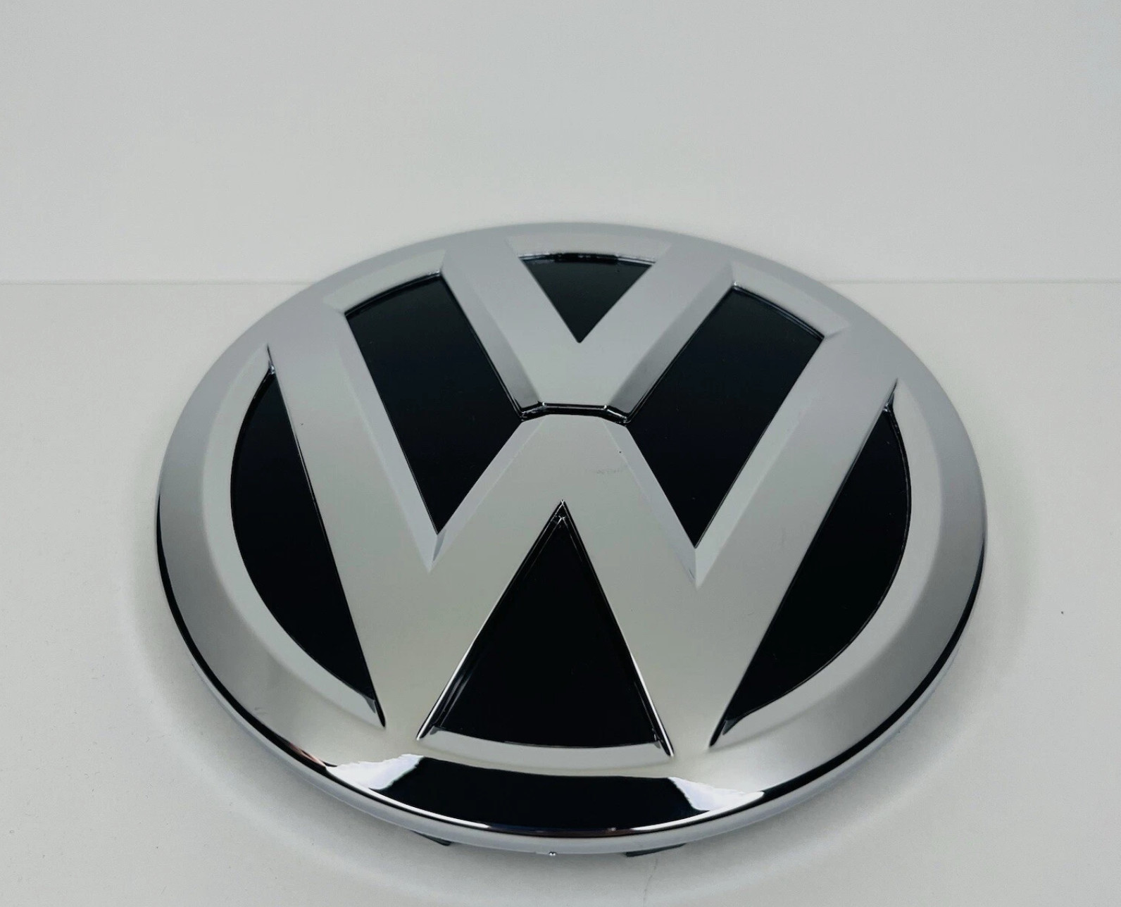 15-21 VW Volkswagen Front Grille Emblem Badge Golf GTI Jetta Alltrack Passat