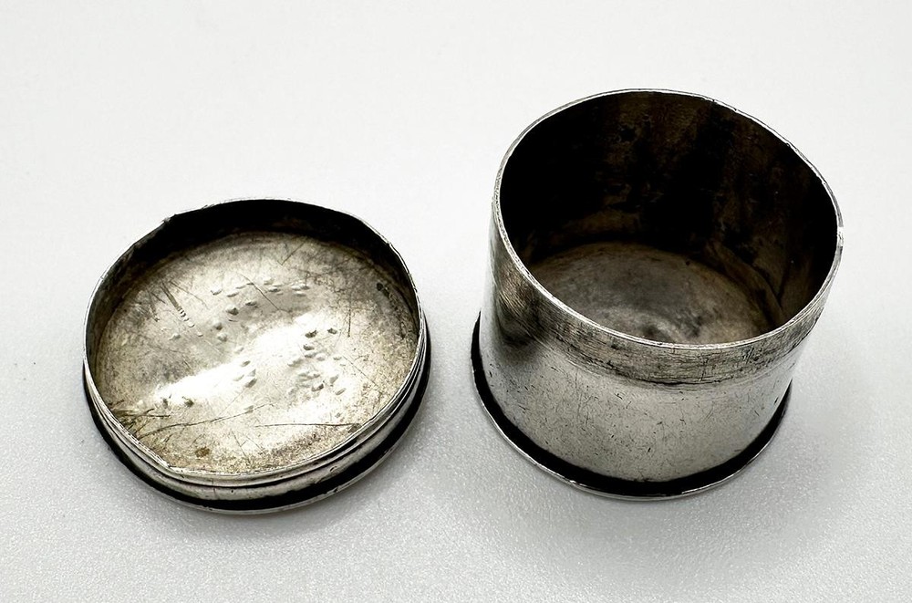 LATE 17TH / EARLY 18TH SOLID SILVER CENTURY COUNTER BOX c1700