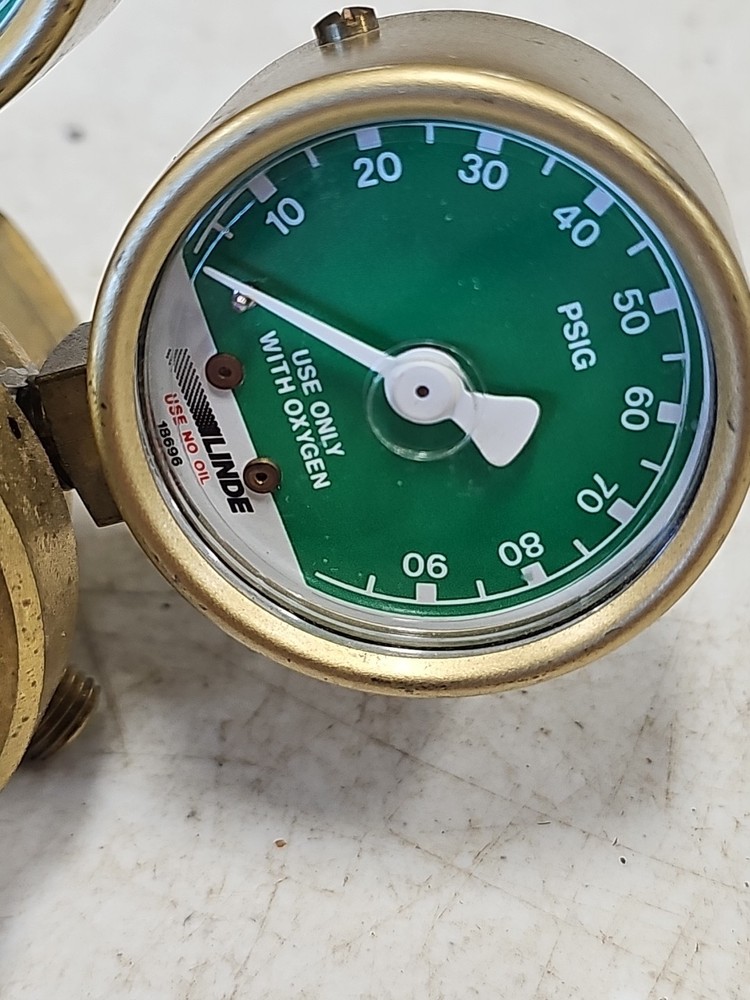 Linde Compressed Gas Regulator 637A W/ Two Oxygen Gauges
