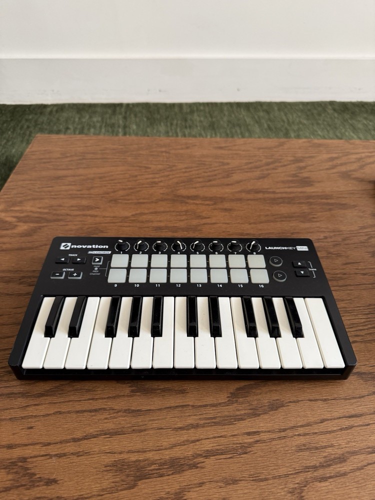 Novation Launchkey Mini 25-Key MIDI Keyboard Controller Pad Triggers Encoders