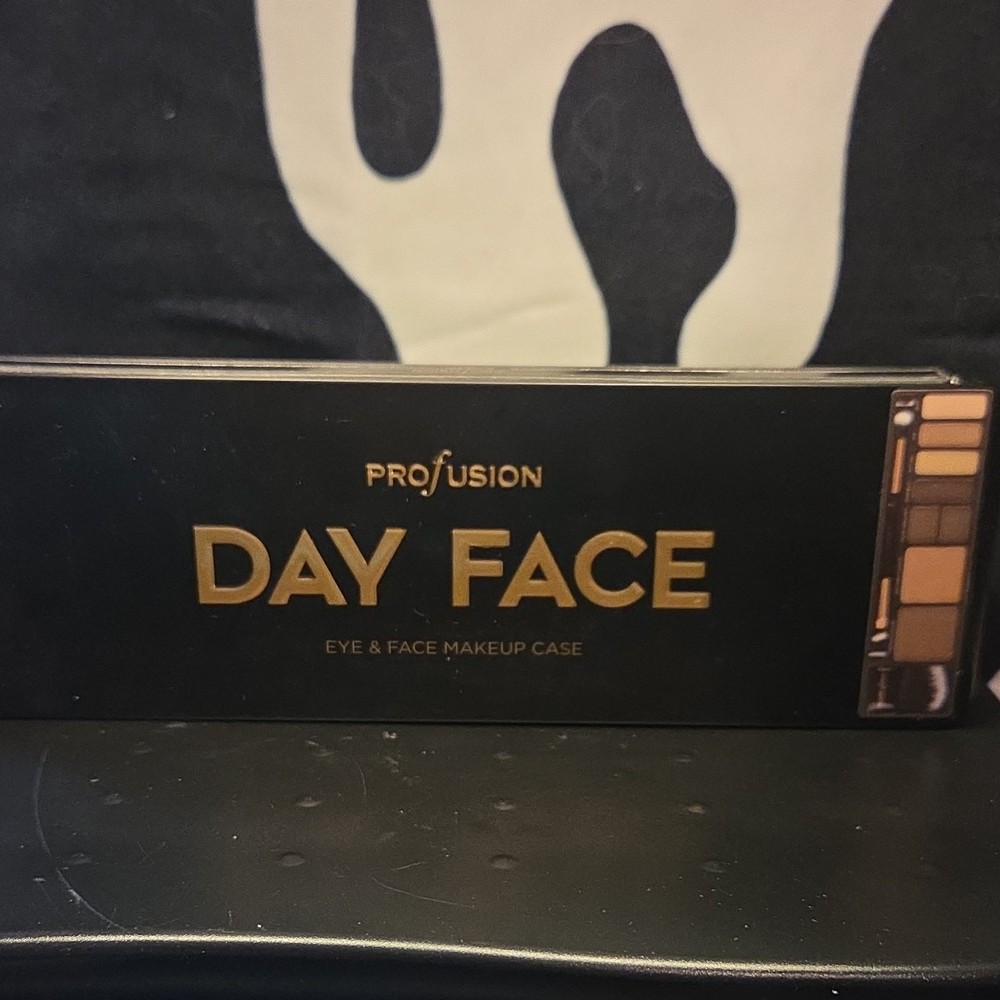 Profusion Day Face Makeup Case Multicolor 7 Items Eye Shadow Highlight Bronzer