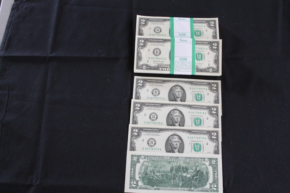 UNCIRCULATED TWO DOLLAR BILL SEQUENTIAL ORDER CRISP $2 NOTES PROTECTIVE SLEEVE