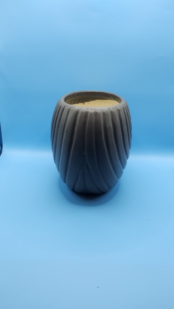 Pewter colored textured medium planter 6in opening