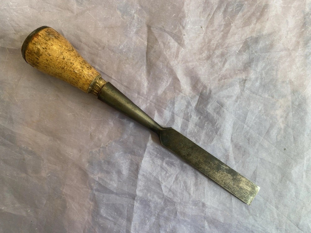 VINTAGE HSB 5/8” WIDE SOCKET CHISEL - VERY GOOD CONDITION AND SHARP