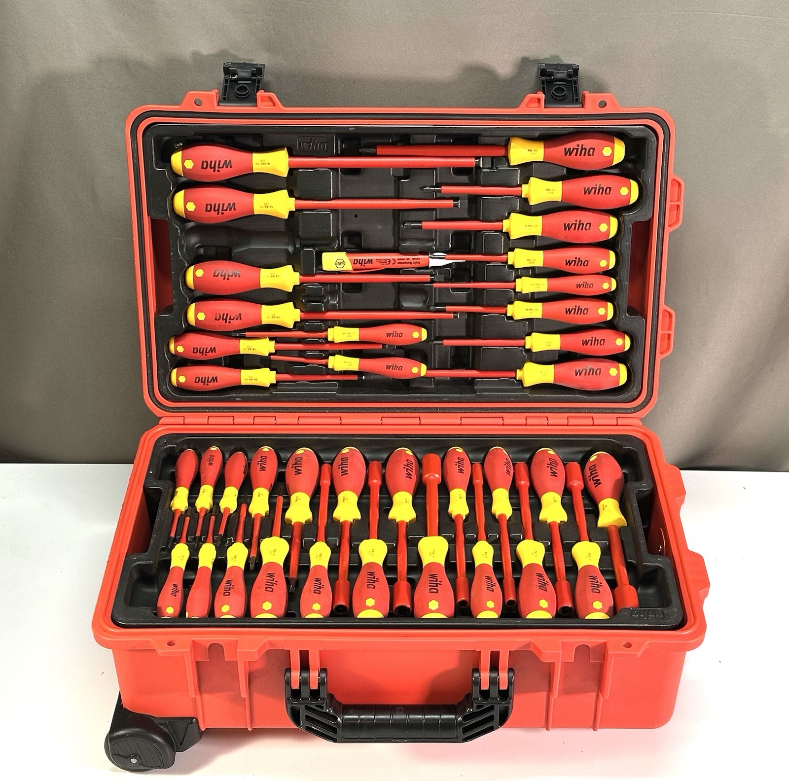 WIHA 80 Piece Master Electrician’s Insulated Tool Set in Rolling Hard Case NICE
