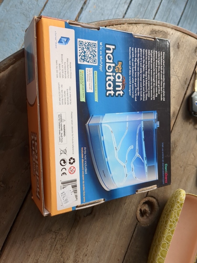 NEW. Light Up Ant Habitat + Ant Learning Guide STEM
