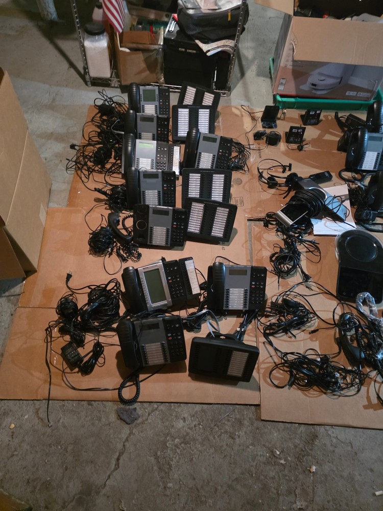 Phone Mitel System 21 Phones 9 Programable Key Module 4 head sets charging ports