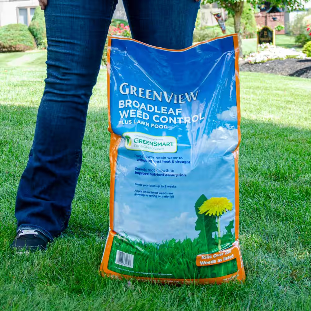 39 Lbs. Weed and Feed, Covers 15,000 Sq. Ft. (27-0-4)