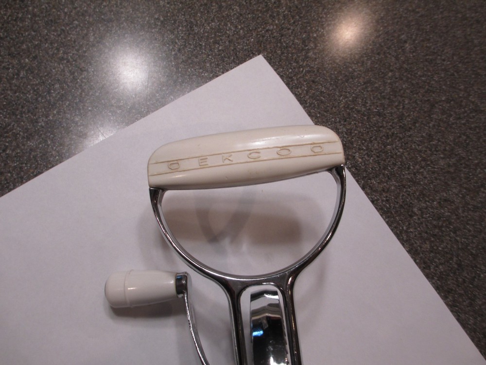 OEKCOO HAND HELD MIXER W/WHITE HANDLE