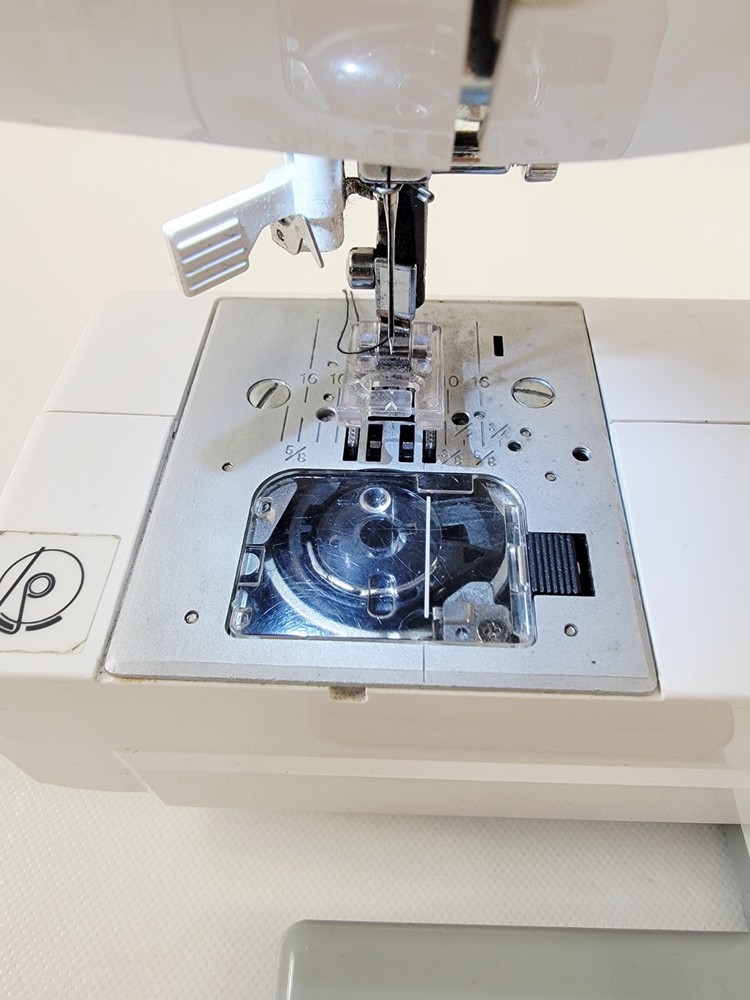 Singer Patchwork 7285 Sewing & Quilting Machine W/ Extension Table - VIDEO