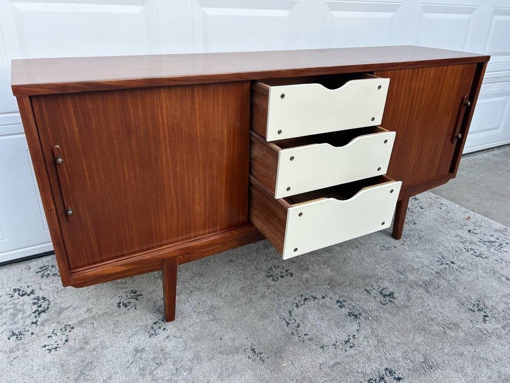 Mid Century Modern Credenza/Sideboard/Buffet