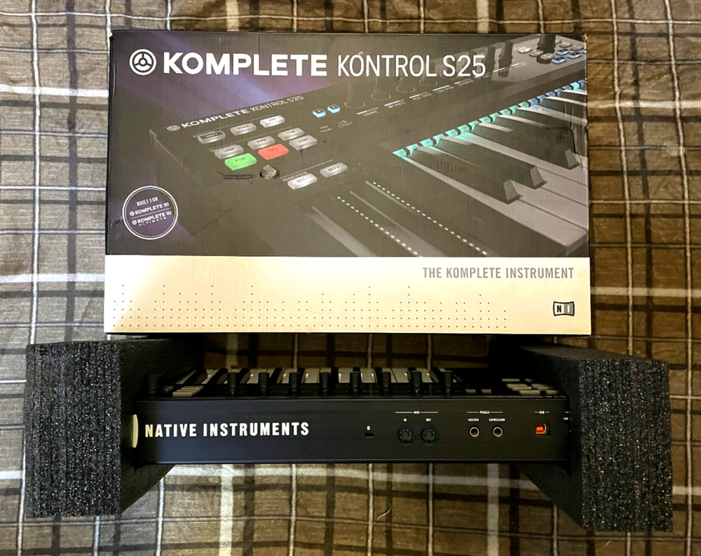 NI Komplete Kontrol S25 Midi Keyboard Controller w/ Adapter, USB and Software