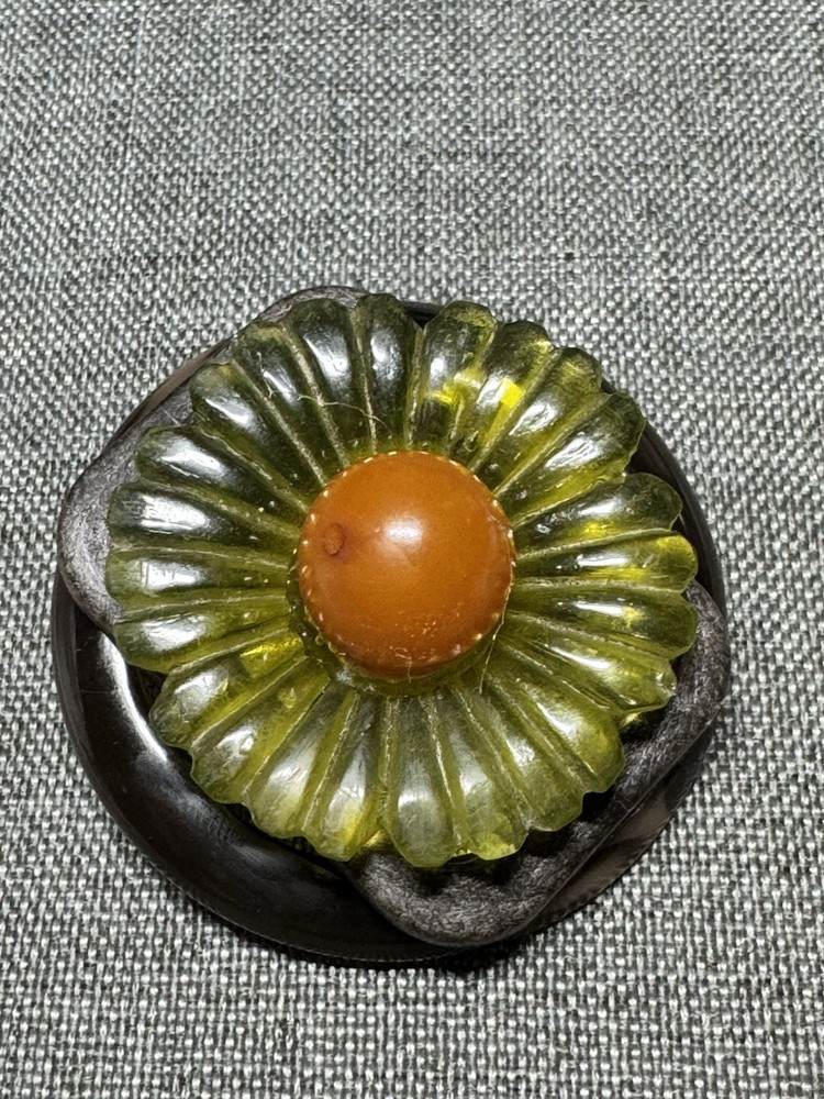 BAKELITE BROOCH
