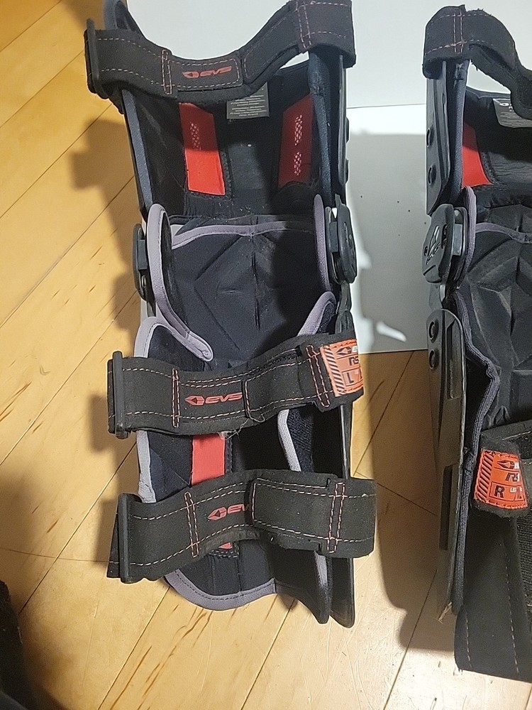 EVS RS9 Knee Brace Large Right/Left
