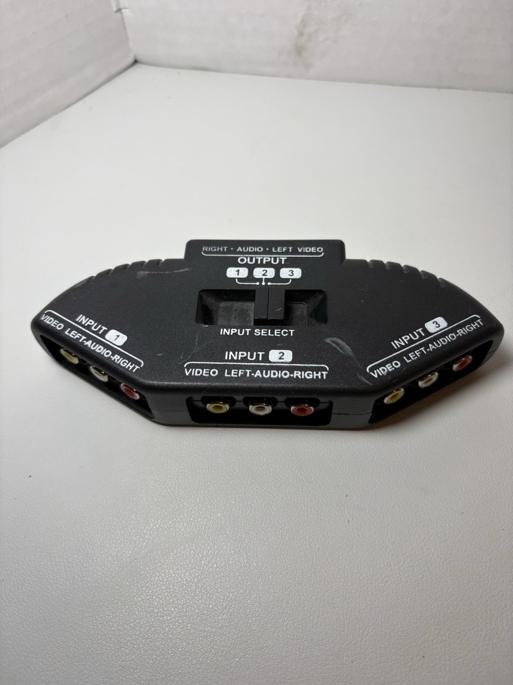AV Splitter 3 In 1 Out
