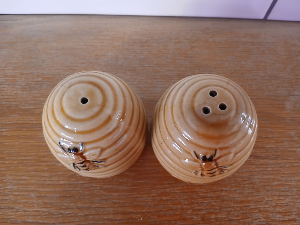 Ceramic cruet set, bee hive design, 5cm