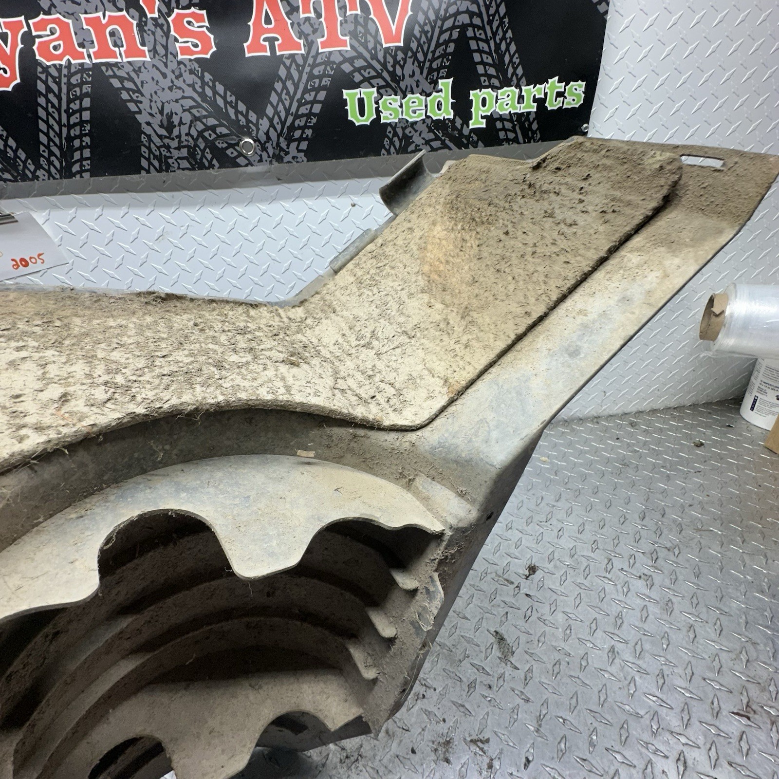 2005 YAMAHA RHINO 660 CENTER COVER CONSOLE FOOTREST ENGINE PLASTIC PANEL