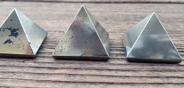 NATURAL PYRITE SMALL GEMSTONE PYRAMID 20-22mm
