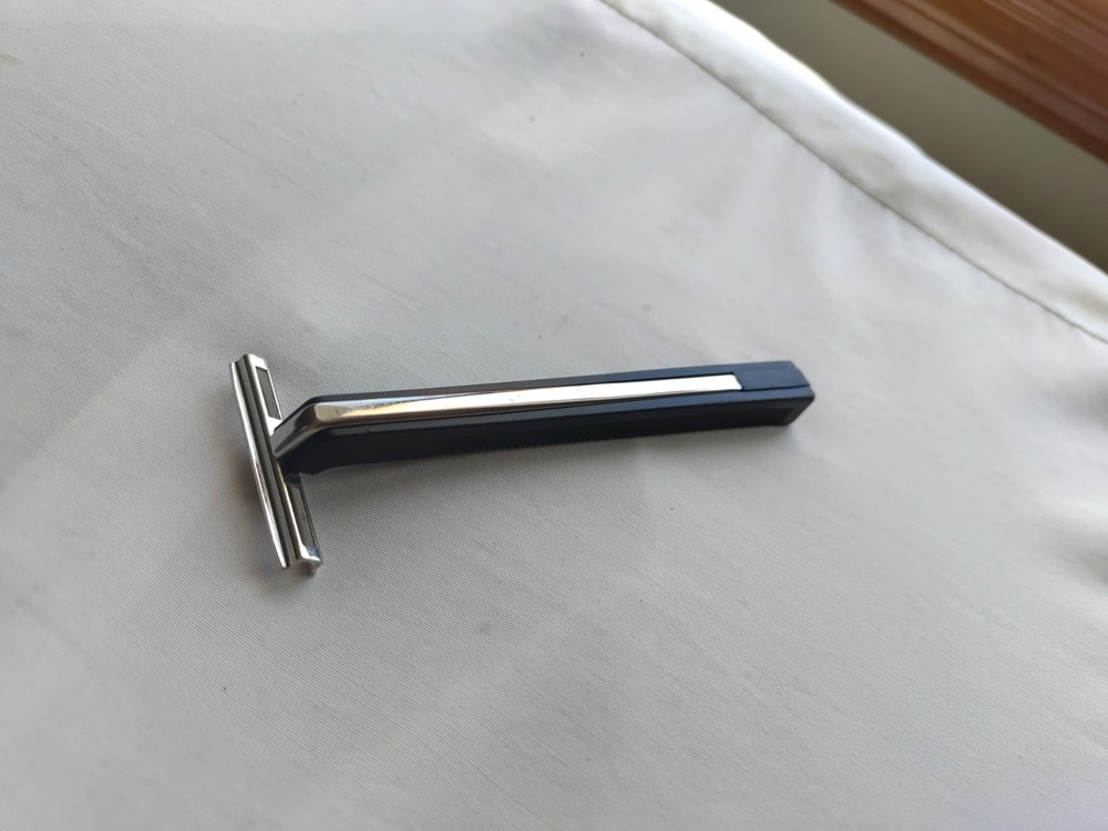 Light to Medium-Weight Gillette Trac II Compatible Black Handle