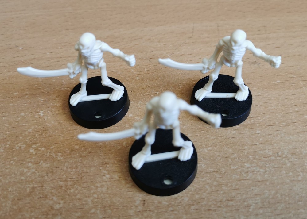 Dark World Game 3 X Skeletons with stands Waddingtons 1992