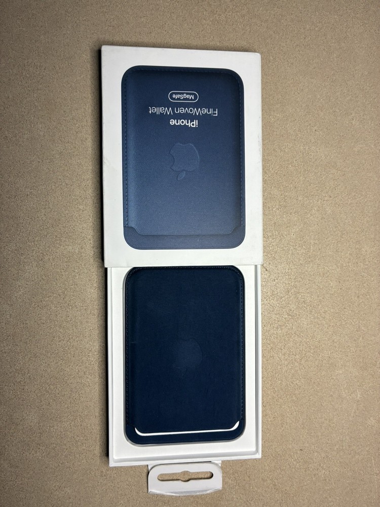 Apple MagSafe FineWoven Wallet for iPhone - Blue