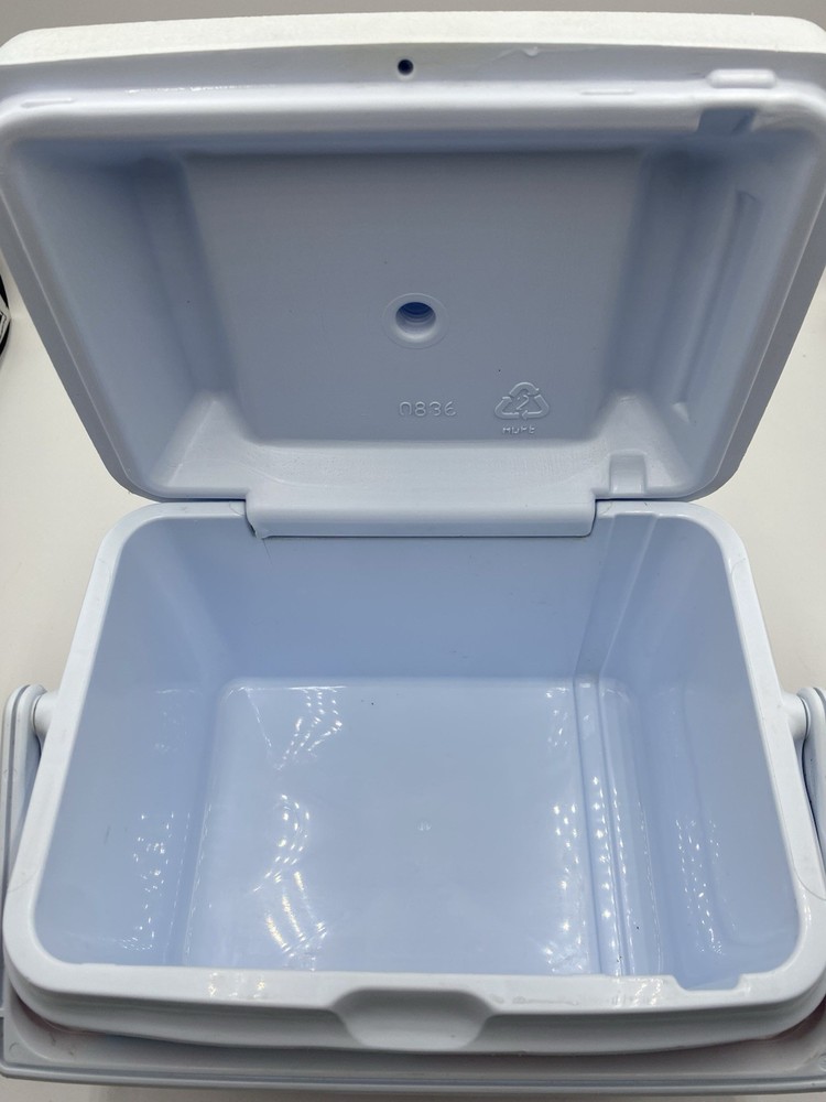 Rubbermade 5 Qrt Personal Size Red & White Handled Cooler Model 2905