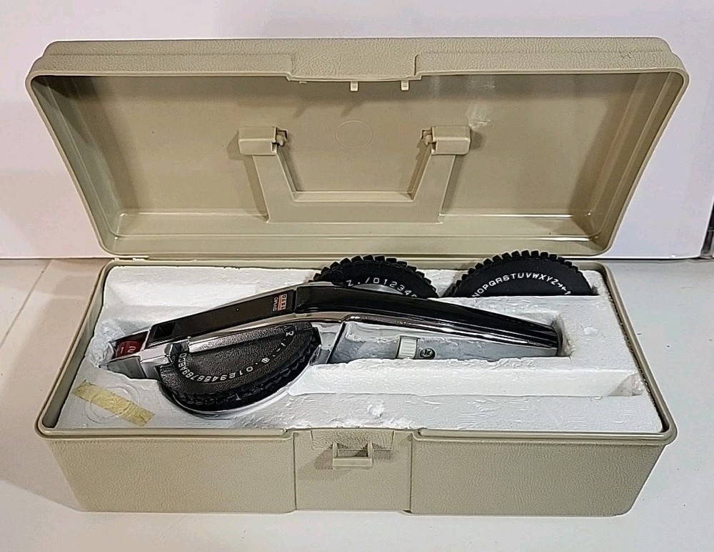 Dymo Model 1570 Manual Dial Type Label Maker Complete With Travel Case