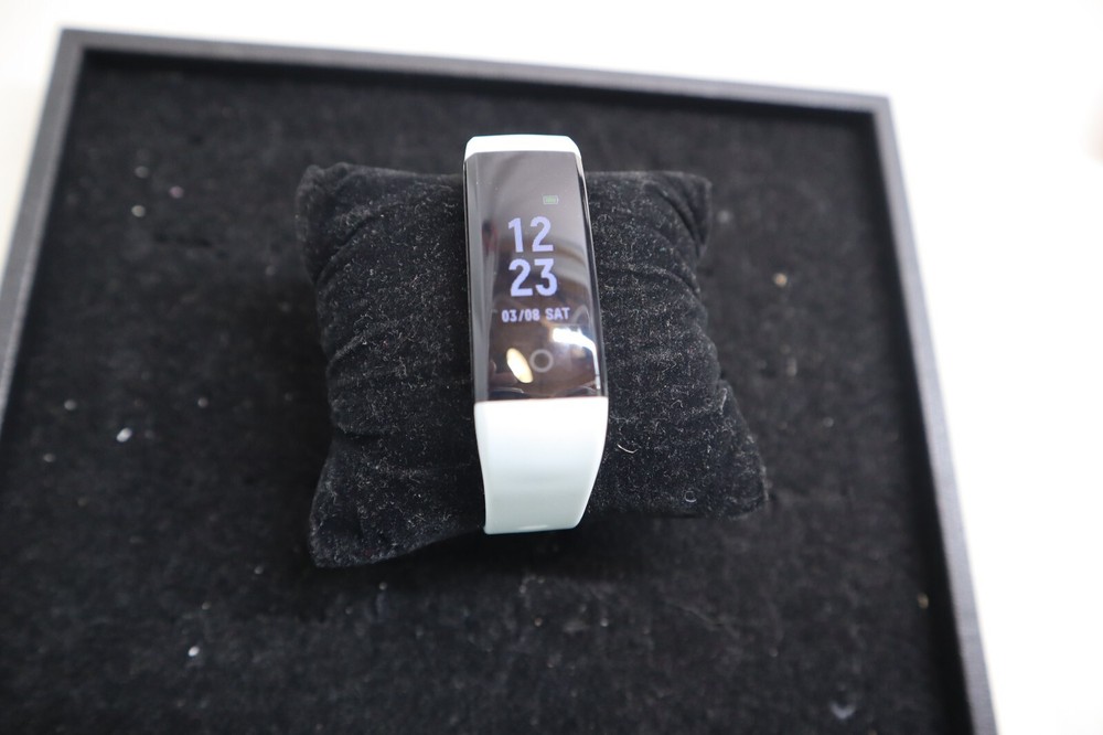 GRV FITNESS TRACKER - WHITE ***