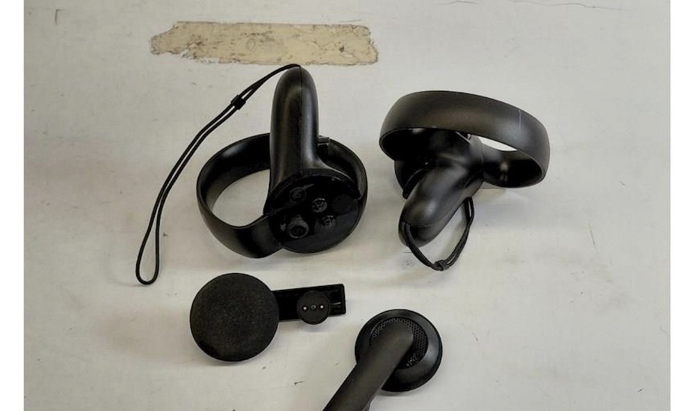 Oculus Rift VR Headset Bundle w/ Touch Controllers & Sensors