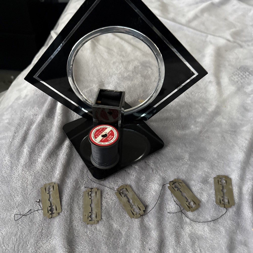 Deluxe Razor Blade Illusion