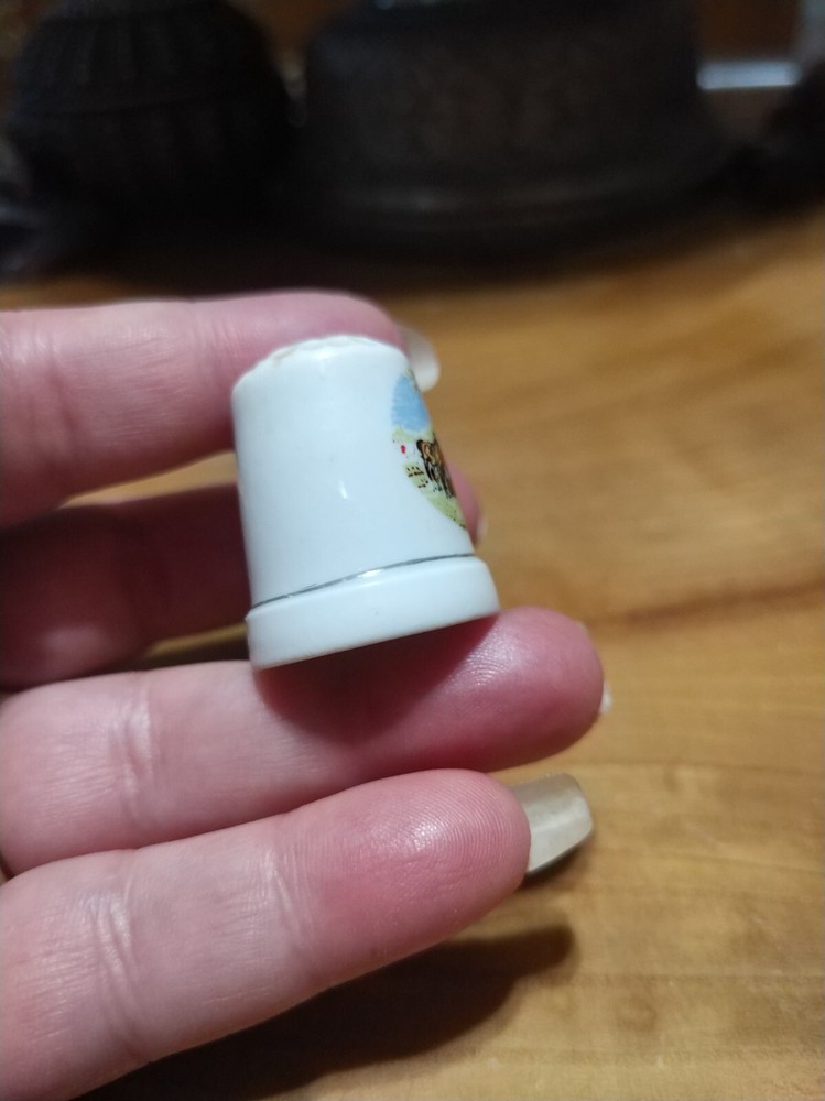 Vintage ceramic thimble. Fox hunting scene
