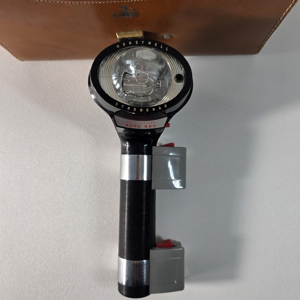 Honeywell flash Auto/Strobonar 880 W/Case Missing Power Cord Untested