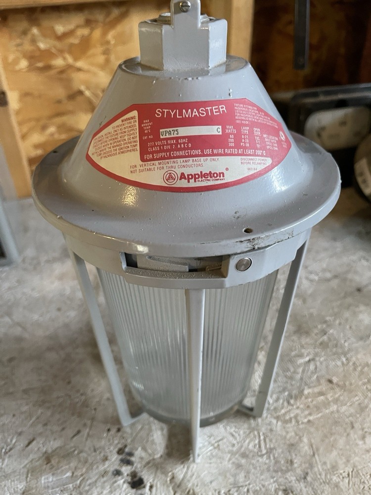 APPLETON STYLMASTER VPA75 EXPLOSION PROOF HURRICANE LIGHT