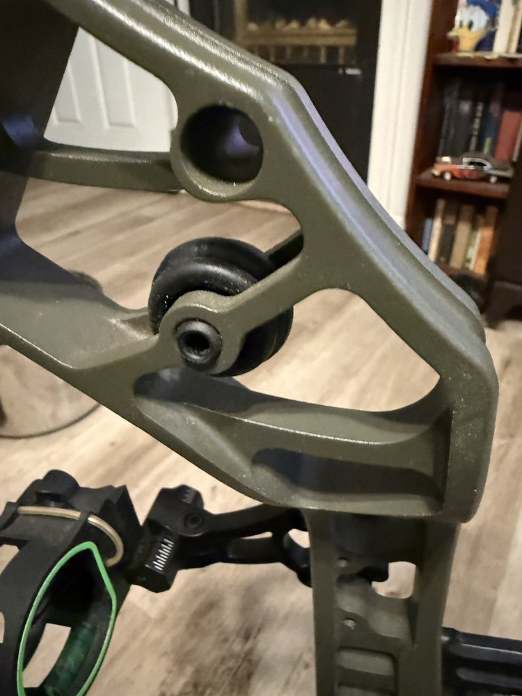 Bear Archery Escalate 70lbs Rt hand