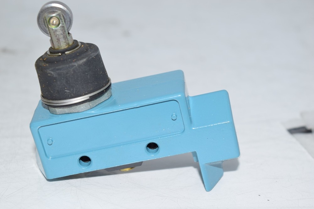 NEW Honeywell BZE6-2RN80 Micro Switch