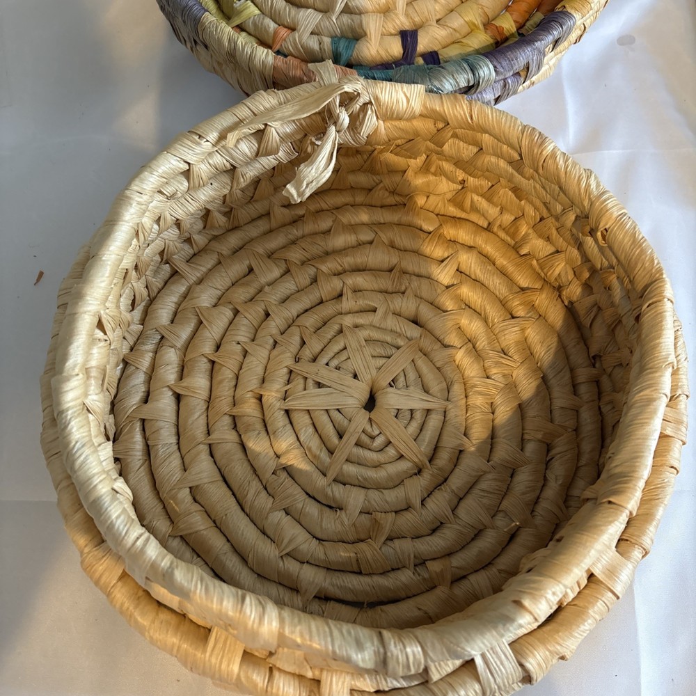 Round palm leaf basket with cover