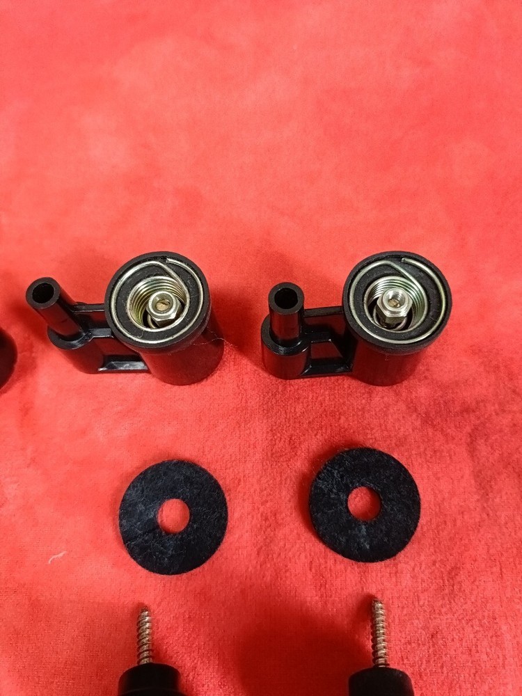 Insulators included with the Technics SL-1700 turntable