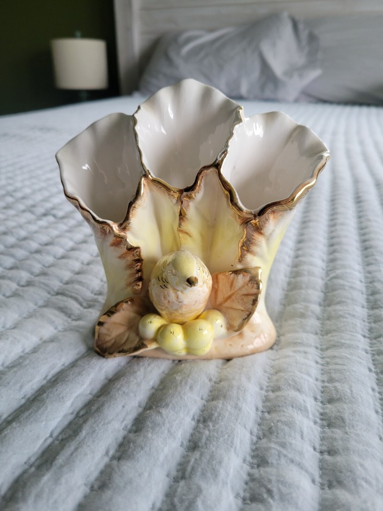 Ucagro vessel vase with berries and bird