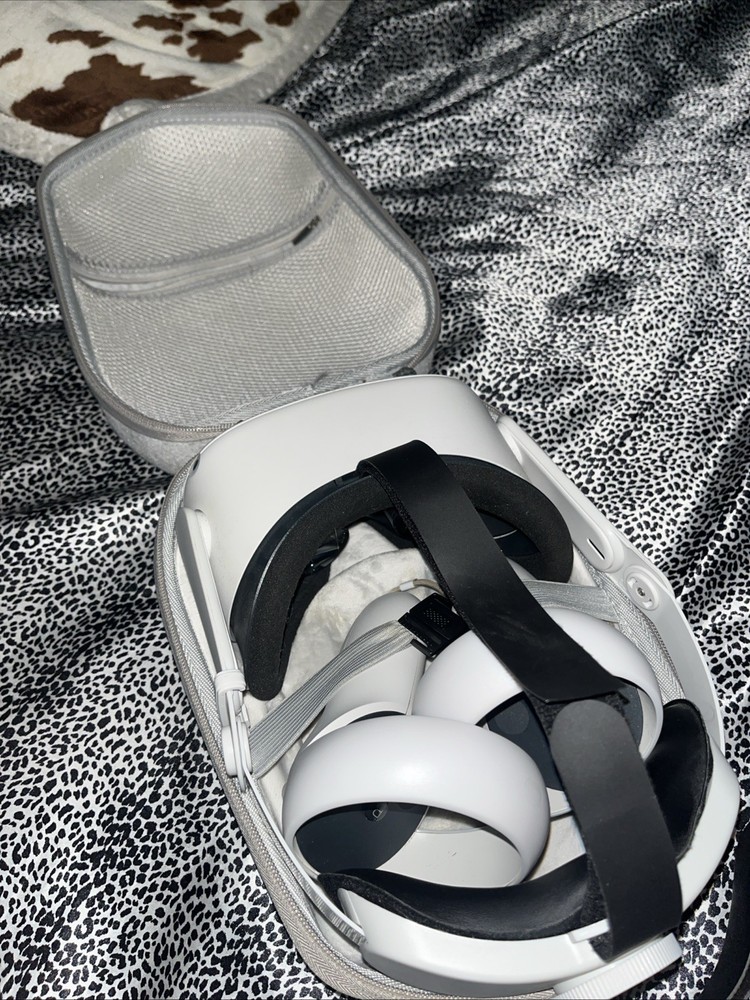 Oculus Quest 2 Virtual Reality Headset 128GB White Includes Controllers and Case