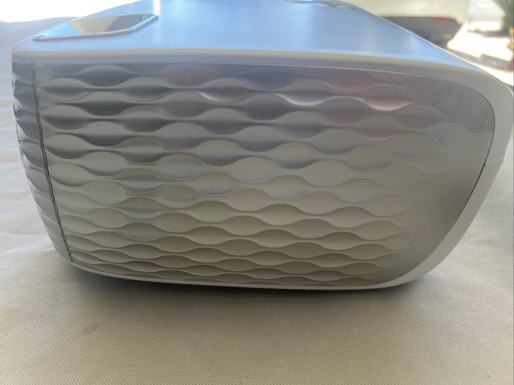 Goodee HD projector With Remote And Connection Cords