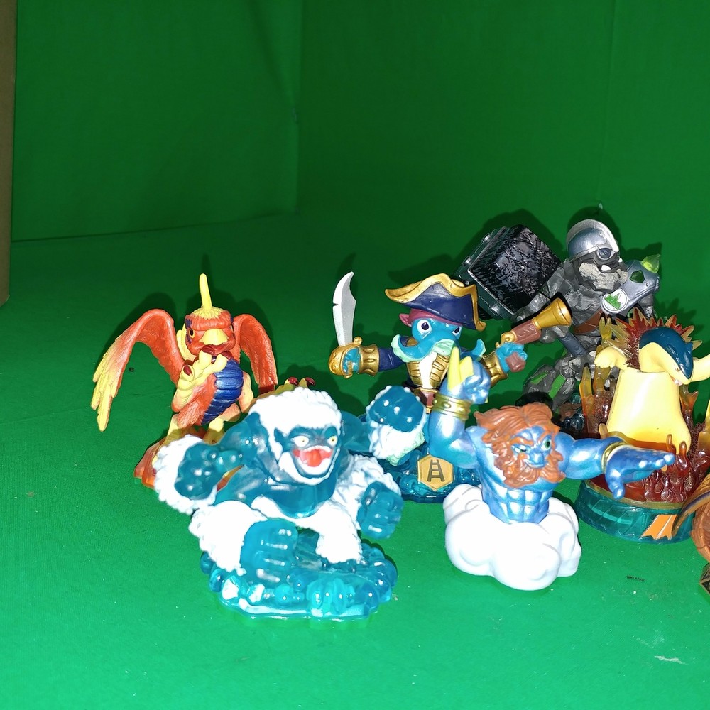 ACTIVISION SKYLANDER FIGURES LOT OF 18