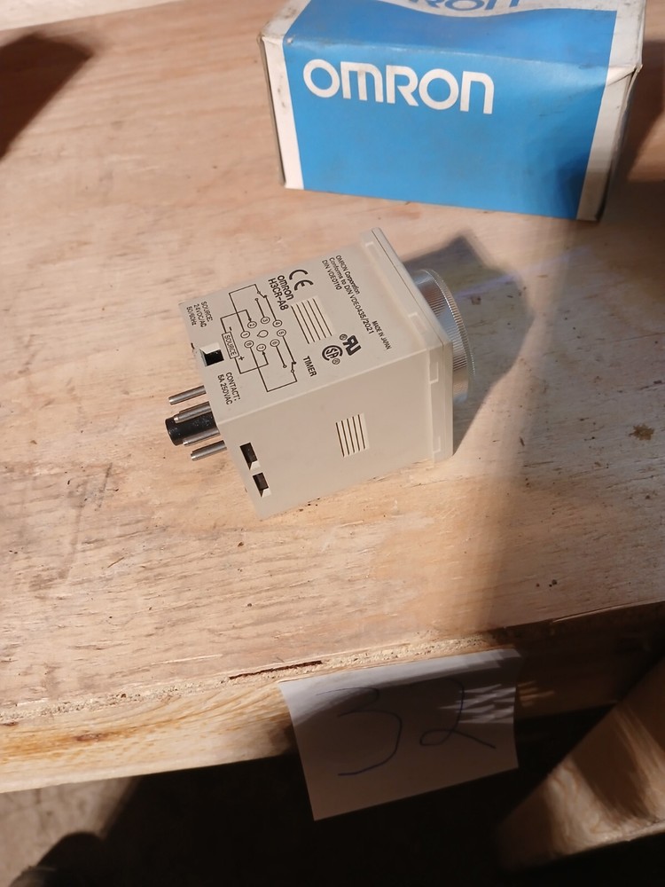 New OMRON H3CR-A8 TIMER RELAY