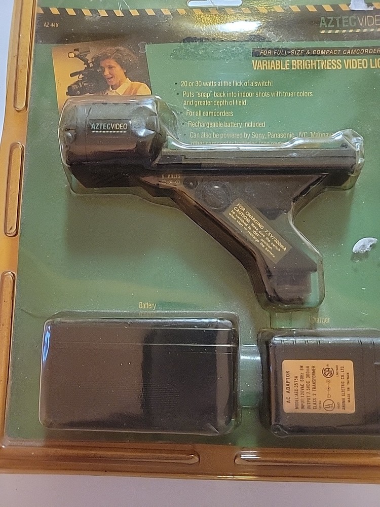 AZTEC VIDEO VARIABLE BRIGHTNESS VIDEO LIGHT FOR CAMCORDERS
