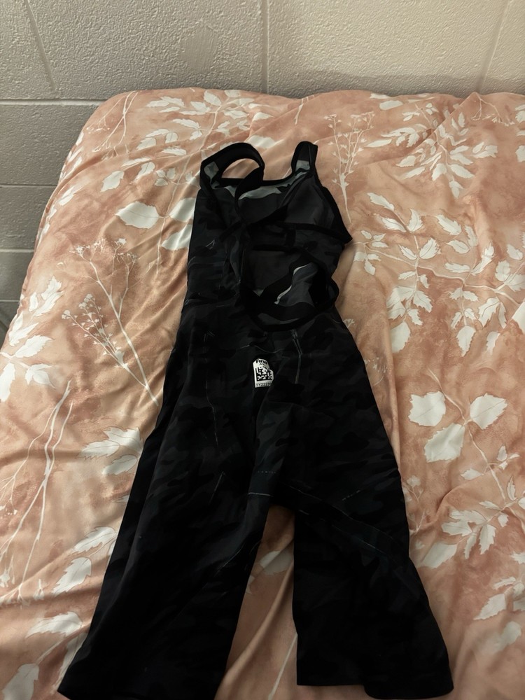 TYR Woman’s Camo Venmo Tech suit Size 24