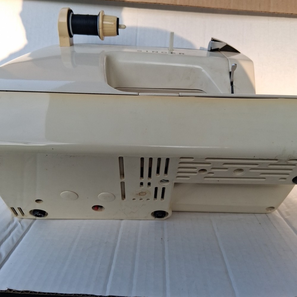 Singer Touch Tronic 2000 Memory Sewing Machine w/Accessories Tested Works